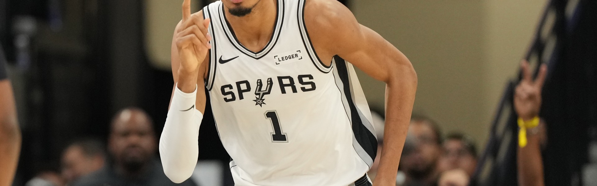 九游体育app-韦德：你不懂文班下一步会做什么 他有着外星人一样的神秘感