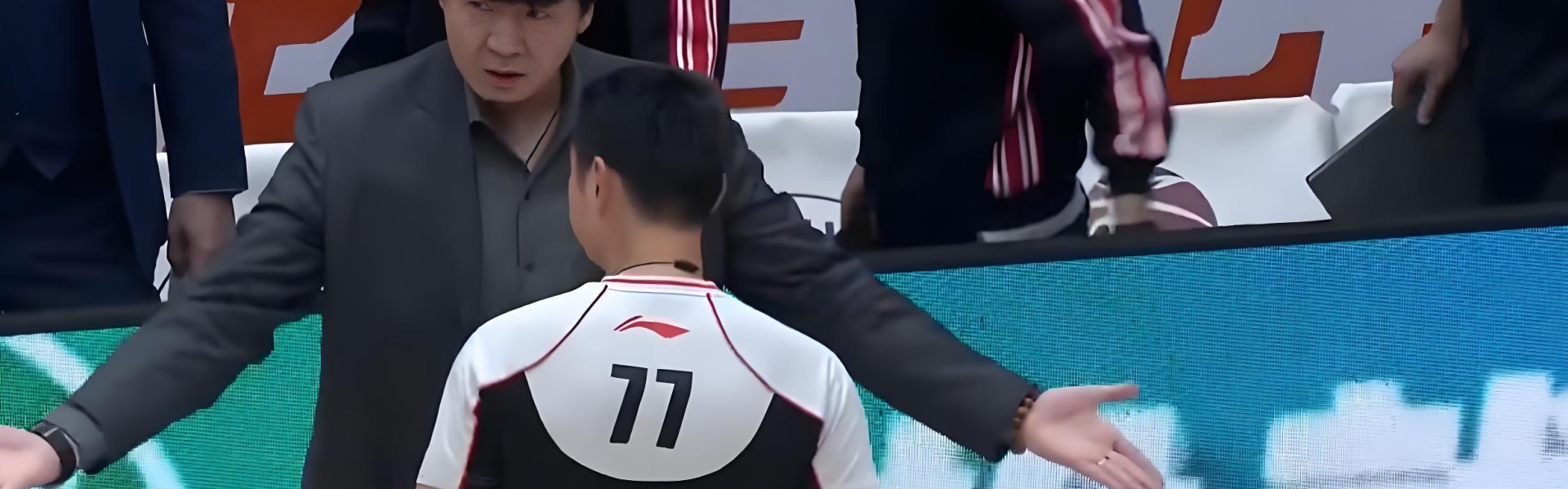 克里斯犯浑！山东男篮逆袭：高诗岩惊艳15分，18岁俊才3分钟燃爆