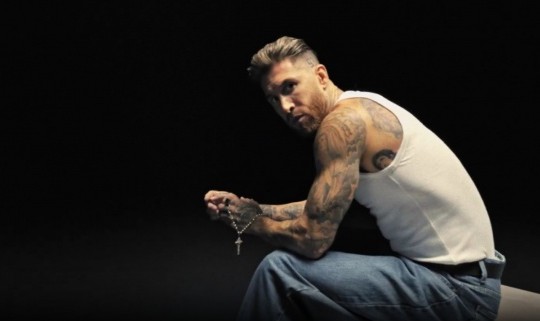 评论员批评拉莫斯新曲：球场表现尚可，歌艺却该领红牌