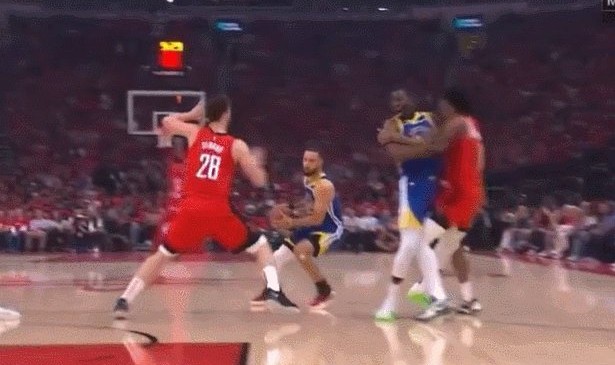 九游体育-互喷、摔跤、伤退！火勇大战摩擦不断变身格斗现场