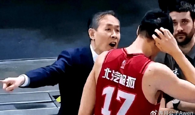 九游体育-拿600万，打鱼腩正负值0+被杨文学单吃2次，球迷：原地退役吧|范子铭|许利民|北京|北京首钢|篮板_新浪体育_新浪新闻